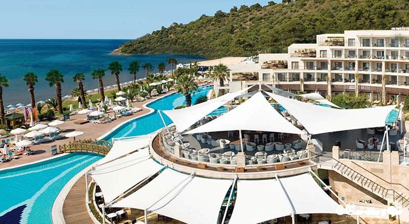 نمای کلی استخر روباز هتل